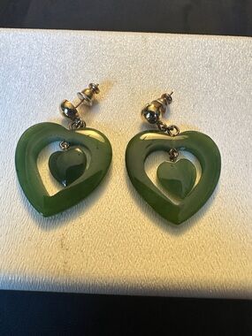 Vintage Nephrite Jade Double Heart Dangle Earrings Gold Tone Ball Stud 1970’s